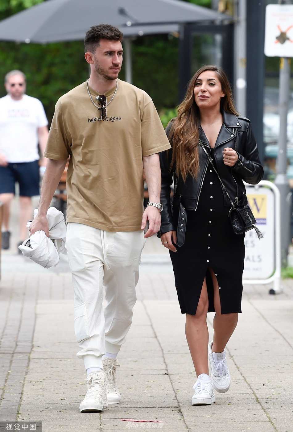 一行人停下脚步，拉波特的手自然地搭在女友肩头，朋友们脸上也绽放着祝福的笑容。