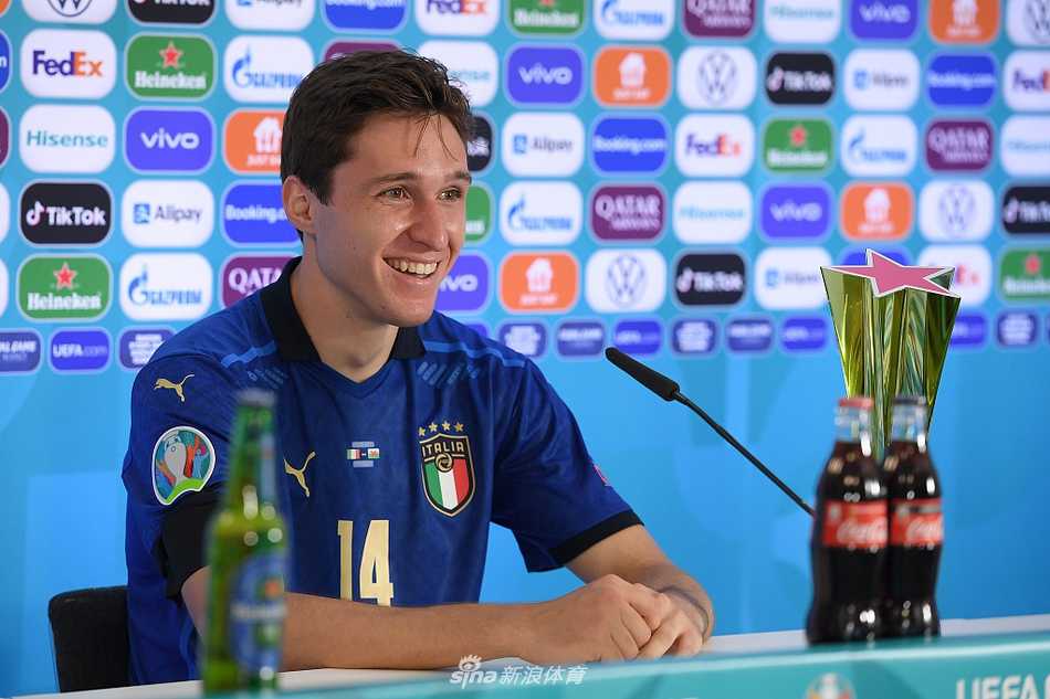 小基耶萨在发布会上腼腆而自豪地微笑，目光看向一侧，曼奇尼在他身旁神情专注，两人默契十足