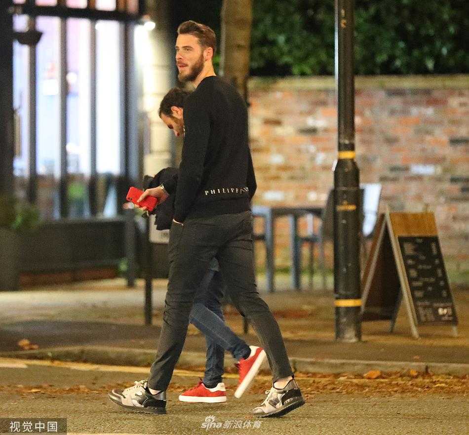餐后，两人意犹未尽地在街边继续交谈，马塔面带笑容，德赫亚也神情放松，这次愉快的聚餐显然让两人的心情都很好。