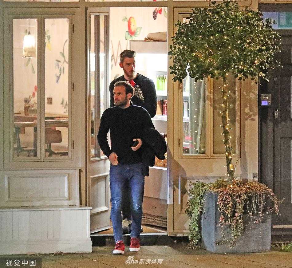 天色渐晚，两人准备告别，德赫亚的大手搭在马塔肩上，仿佛兄长一般，画面定格在这充满兄弟情谊的一刻。