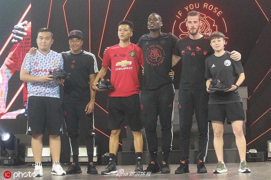曼联门将德赫亚在训练场上全神贯注地准备扑救，背景是上海明亮的夜空与球场灯光，他的眼神锐利，仿佛守护着梦剧场的荣耀