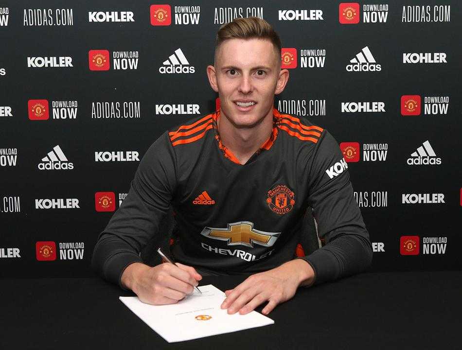 训练场上，亨德森做出了一次舒展的侧扑，身体在空中完全伸展，指尖仿佛触碰到了飞向死角的皮球，他那专注的神情和不屈的姿态，正是曼联门前最需要的铁血精神。