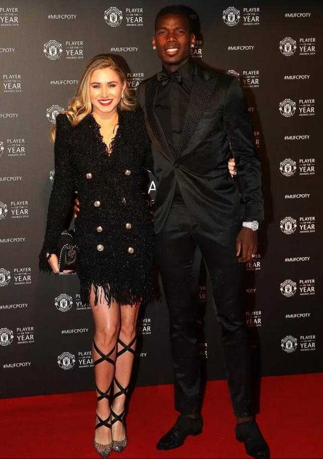 盛装的德赫亚与女友挽手走过红毯，西班牙门神西装笔挺，身旁的女伴一袭长裙优雅动人，两人相视一笑的瞬间被镜头定格，成为颁奖夜温馨的前奏。