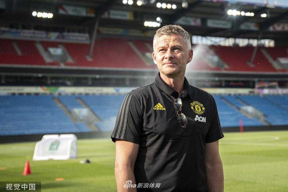 夕阳余晖洒在奥斯陆的训练场上，曼联众将围成一圈聆听索尔斯克亚的战术布置，团结的氛围与球迷的歌声交织在一起，预示着红魔新赛季将在激情与信念中重新启航。