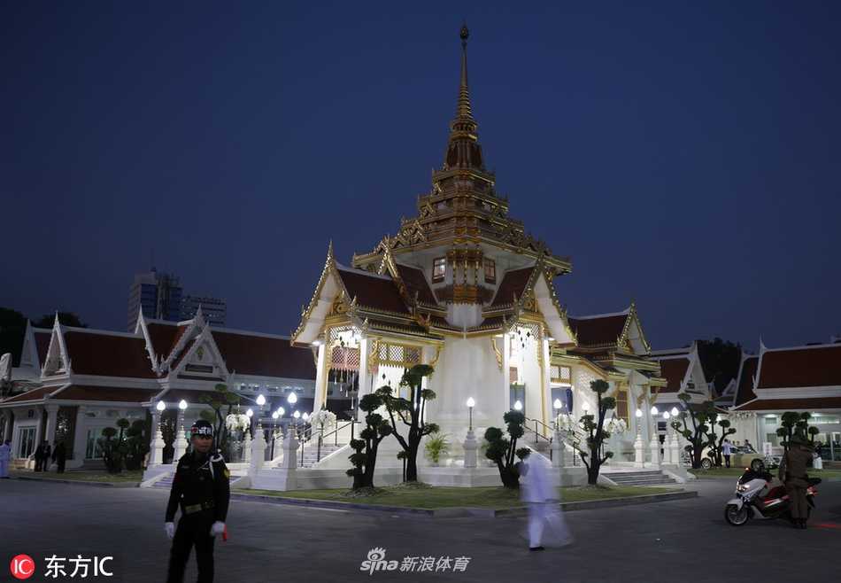 在曼谷街头，无数身穿莱斯特城蓝色球衣的泰国当地球迷自发聚集在寺庙外，他们手中举着维猜的照片和俱乐部的围巾，眼神中充满不舍，用最朴素的方式送这位泰国骄子最后一程。