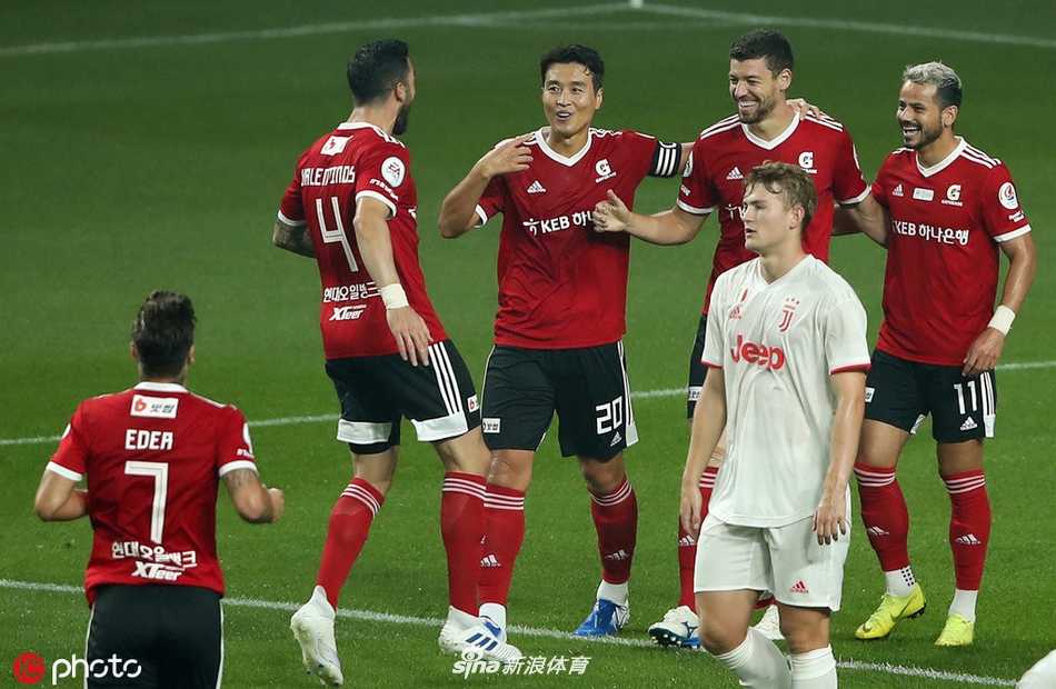 K联赛明星队门将赵贤祐状态神勇，面对尤文图斯球员的劲射，他迅速侧身腾空，舒展身体将球扑出底线，化解了一次极具威胁的进攻。