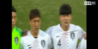 朝韩世预赛神秘对决曝光 火药味十足最终闷平 在平壤的灰色夜幕下,韩国队球员被朝鲜队后卫死死缠住,双方手臂纠缠,眼神中透出寸土必争的狠劲,空气仿佛瞬间凝固