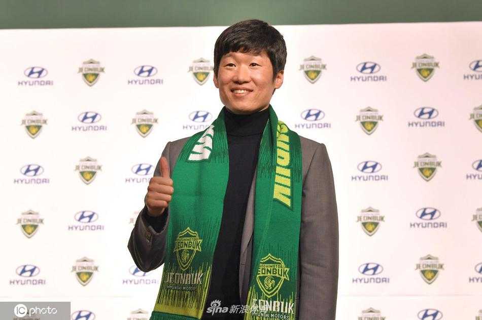 朴智星在全北现代顾问就任仪式上，身穿正装，胸前佩戴着全北队徽，面带标志性的谦逊微笑，在麦克风前从容地侃侃而谈，眼神中透露出对未来工作的坚定与期待。