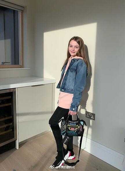 大女儿莉莉轻抚秀发对镜甜笑，眉眼间尽显杰拉德家族的温婉气质