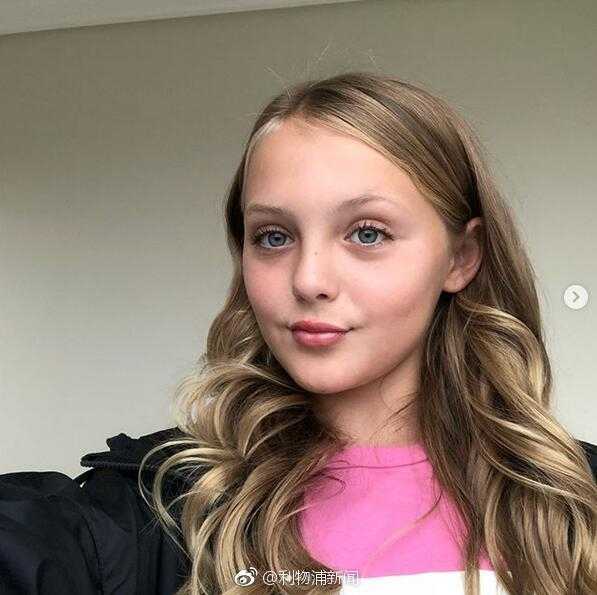 三个女儿亲密依偎，姐妹情深画面温馨，相似的眉眼诉说着血脉相连的故事