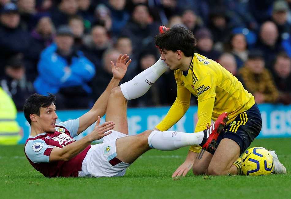 终场哨响，拉卡泽特低头沉思，球衣上沾满了草屑，这场身体对抗激烈的比赛让他耗尽了最后一丝力气。