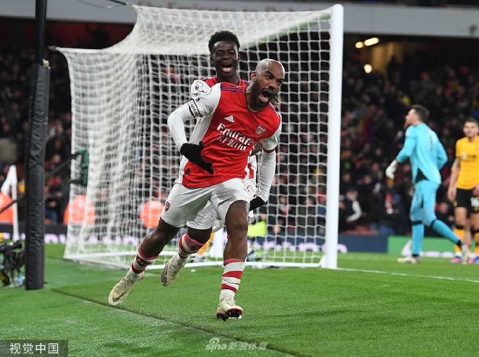阿森纳众将赛后激情相拥庆祝，拉卡泽特手指天空与队友分享绝杀喜悦