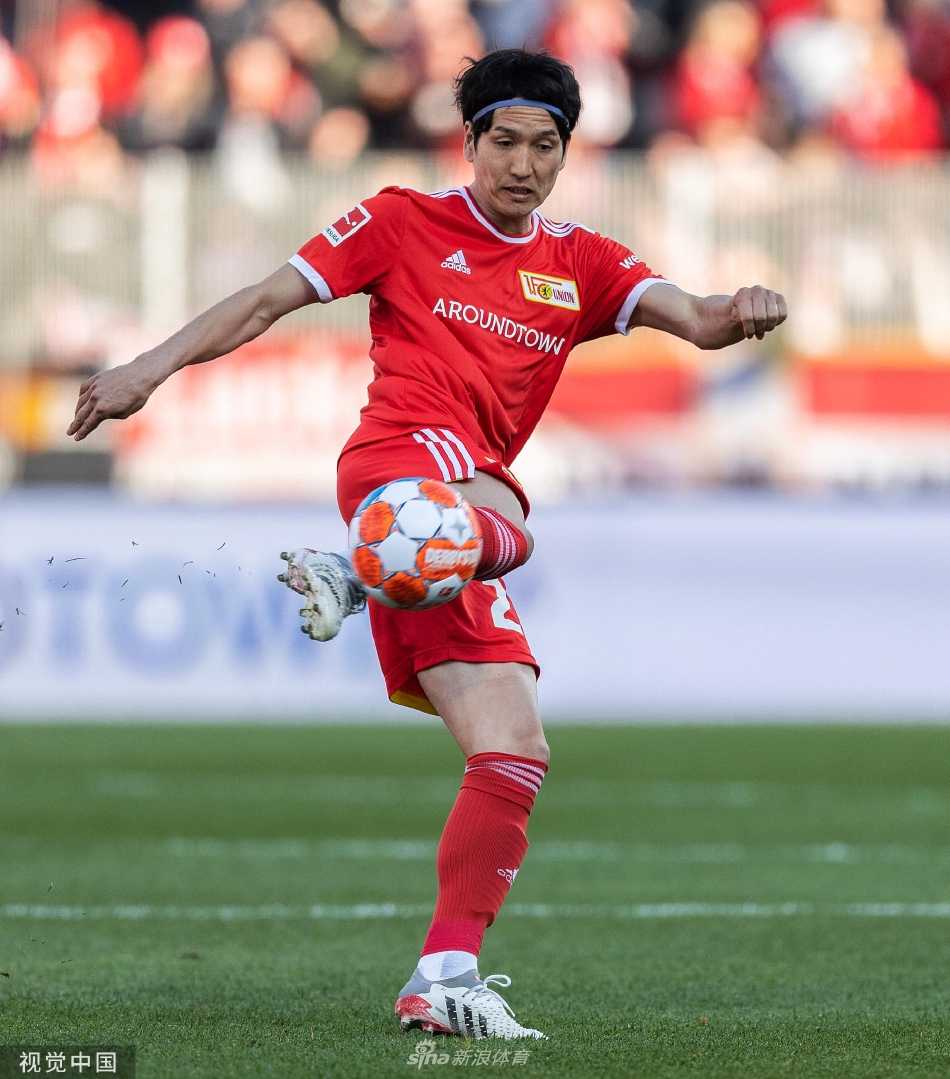 柏林联合球员进球后激动庆祝，双手指向天空与队友紧紧相拥