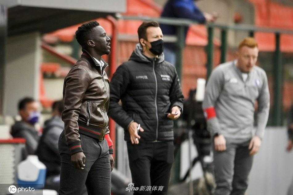 终场哨响，标准列日全体球员携手走向场边向四面看台的球迷致谢，共同庆祝这场来之不易的主场大捷