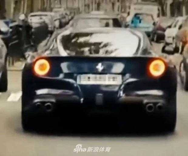 这台迈凯轮675LT身披深色战袍，夸张的后扩散器和顶部排气口，无一不在昭示着它与生俱来的赛道基因，静静地等待着主人的驾驭。