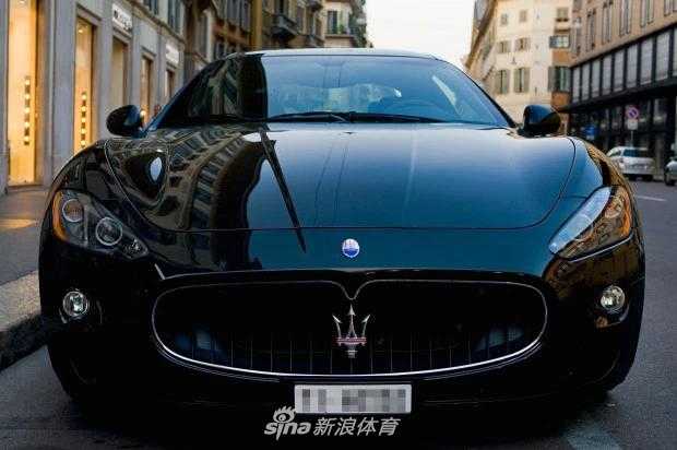 格列兹曼的银色法拉利F12侧面线条一览无余，修长的车头与紧凑的车尾，勾勒出标准前置后驱GT跑车的完美比例。