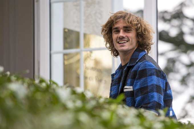 格列兹曼在训练中蓦然回首，眼神深邃坚定，仿佛能洞察对手的防线，帅气逼人。