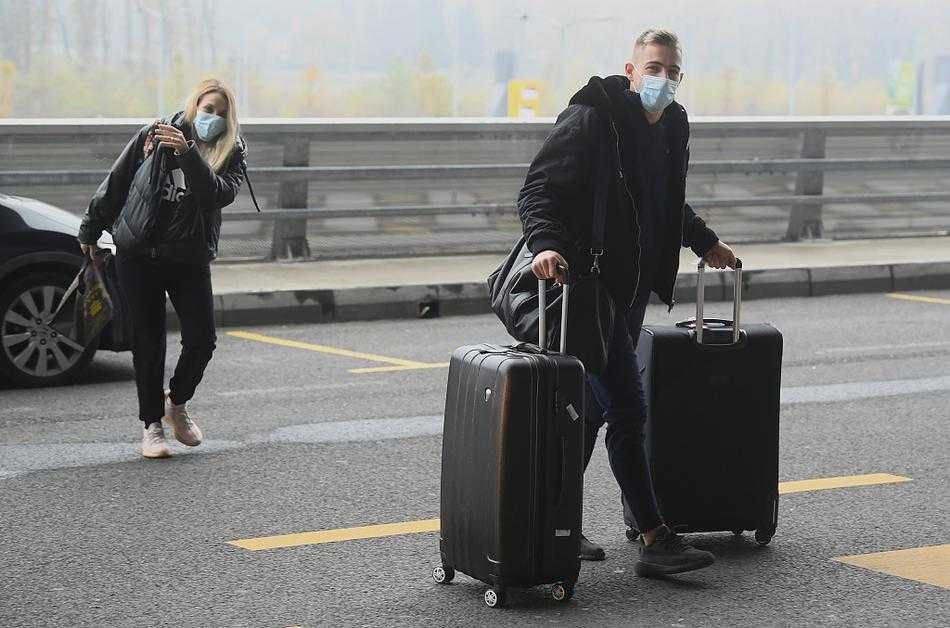 格子军团的特殊远征:回顾克罗地亚男足2020年伊斯坦布尔之旅 身披经典红白格战袍的克罗地亚将士们,在机场廊桥列队前行,坚定的背影仿佛诉说着对胜利的渴望,即将踏上前往伊斯坦布尔的未知征程。