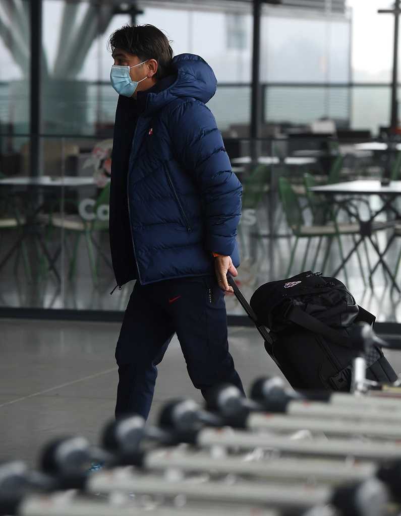 格子军团的特殊远征:回顾克罗地亚男足2020年伊斯坦布尔之旅 在飞机舷梯旁,克罗地亚球员洛夫伦低头缓步走下,背景是朦胧的机场跑道。这一瞬间充满了旅途的倦意与大战前的宁静,仿佛预示着接下来比赛的跌宕起伏。