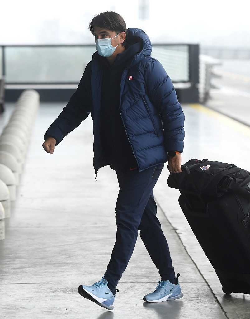 格子军团的特殊远征:回顾克罗地亚男足2020年伊斯坦布尔之旅 克罗地亚硬汉维达身披国旗,在登机口驻足回眸,他那深邃而坚毅的眼神中,既有对比赛的期待,也有一丝对特殊时期旅途的审慎,这一幕成为了那次远征的经典特写。
