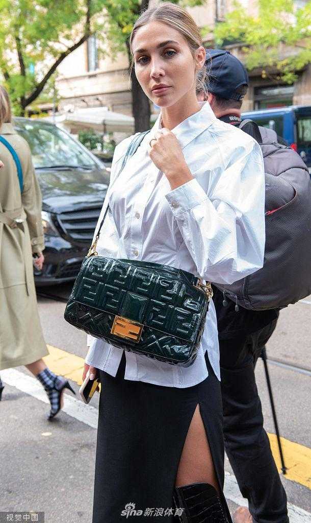 凯瑟琳漫步米兰街头，宽松衬衫难掩曼妙身姿，发丝随风轻扬，惬意又迷人