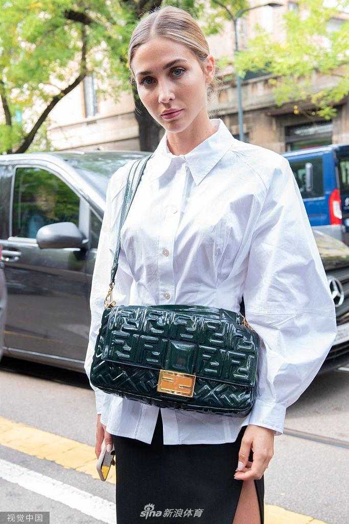 特写镜头下，凯瑟琳五官精致立体，一抹红唇点亮整体造型，眼神温柔而坚定