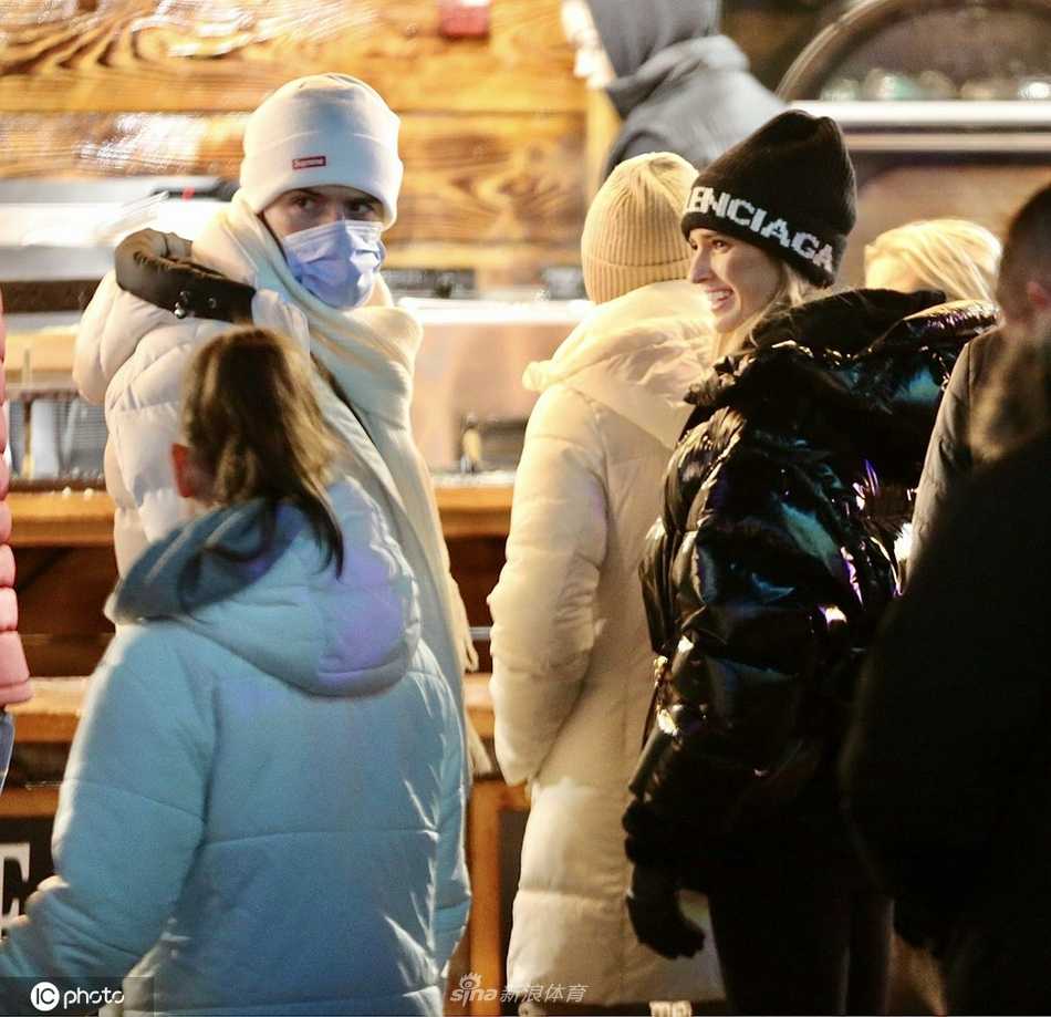 夜晚的摩天轮下，格里利什与女友紧紧相拥合影，绚丽的夜景成为他们爱情的背景板，这一刻定格了所有的浪漫与坚定。