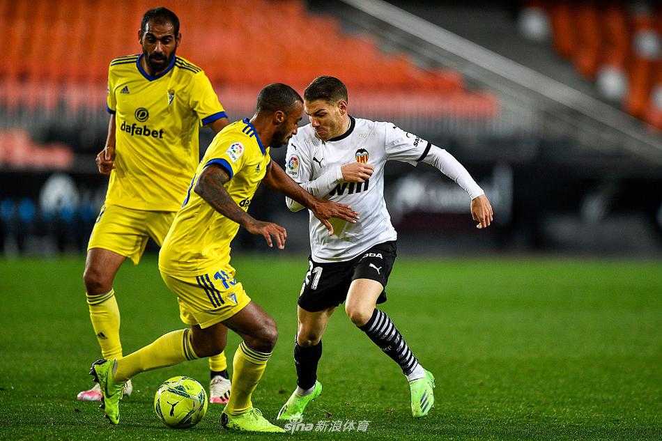 进球后的洛萨诺与队友内格雷多拥抱庆祝，两人脸上洋溢着灿烂笑容，身后的瓦伦西亚球迷神情落寞，形成了鲜明对比。