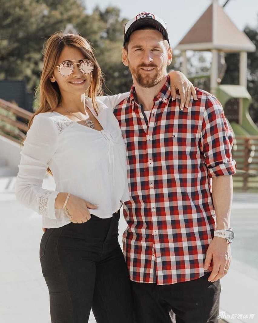 全家福的一个趣味瞬间，小马特奥做出夸张的鬼脸，打破了原本规整的合影构图，梅西和安东内拉看着调皮的儿子忍俊不禁，画面充满了生活化的真实与欢乐。