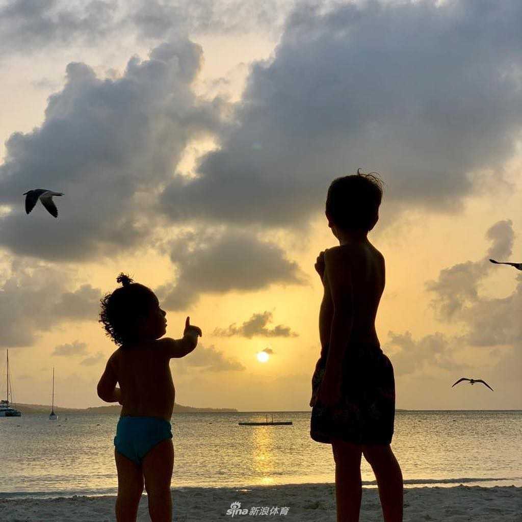 蔚蓝的海边，梅西一家五口穿着休闲装，三个小家伙围绕在父母身边，梅西和安东内拉面带幸福的笑容，定格下完美的家庭瞬间。