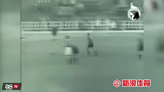 克鲁伊夫标志性的点球配合动图，只见他轻巧地将球横拨，队友拍马赶到并未射门，而是巧妙回做，瞬间撕开了对手整条防线，将点球演绎成了一次精妙的团队渗透。