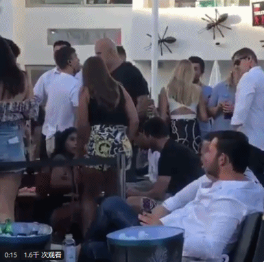 事态升级，多名身穿黑衣的安保人员迅速组成一道人墙，将梅西与那名情绪激动的男子彻底隔开。梅西本人则被护在最后方，准备起身离开。周围的人群似乎还未完全反应过来，有的仍在张望，有的则举起手机记录这突发一幕。