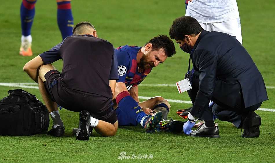 苏亚雷斯主罚点球一蹴而就，皮球飞入球门右上死角