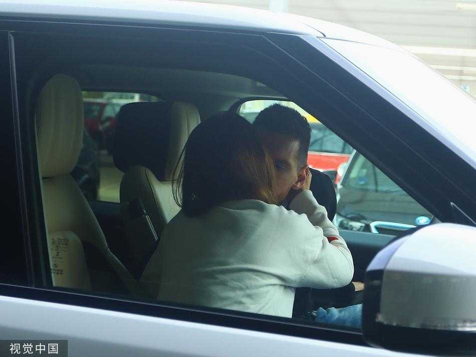 梅西在巴塞罗那机场车内，眼神温柔地看向妻子安东内拉，两人正准备深情拥吻，画面充满了离别前的缱绻与不舍。