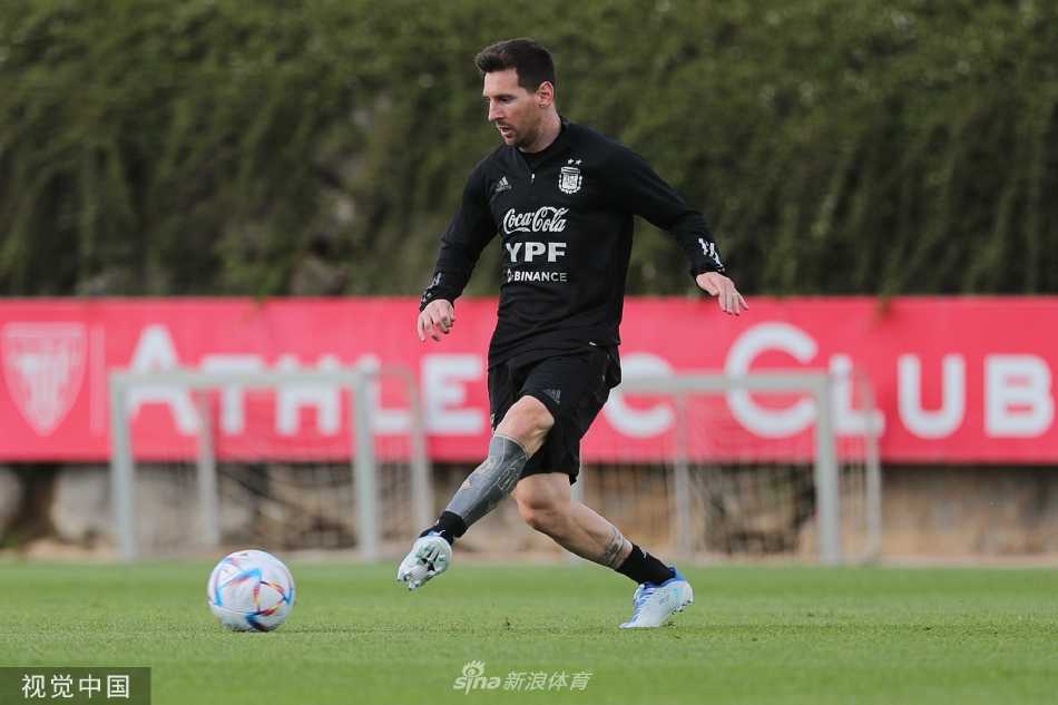 全队进行高强度分组对抗训练，竞争激烈态度投入