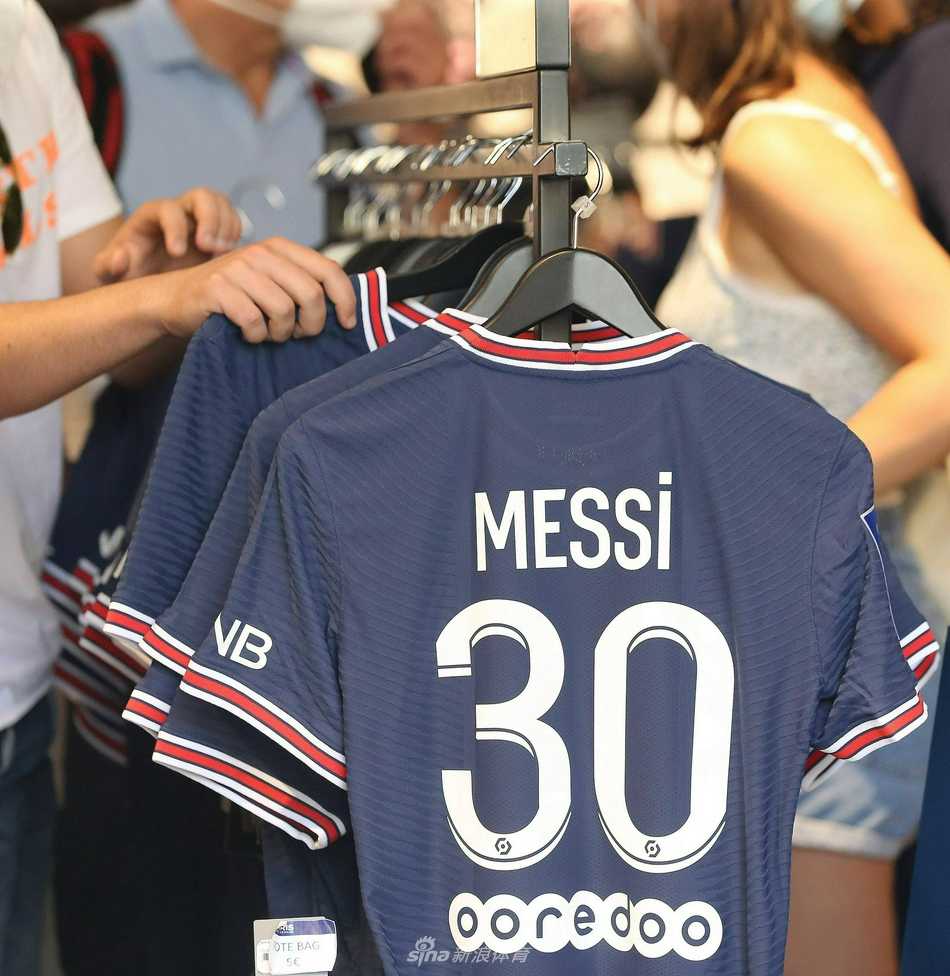 拿到心爱的梅西30号球衣后，球迷激动地与朋友在现场视频连线，迫不及待地分享这份喜悦，背景里是喧闹的巴黎街头。