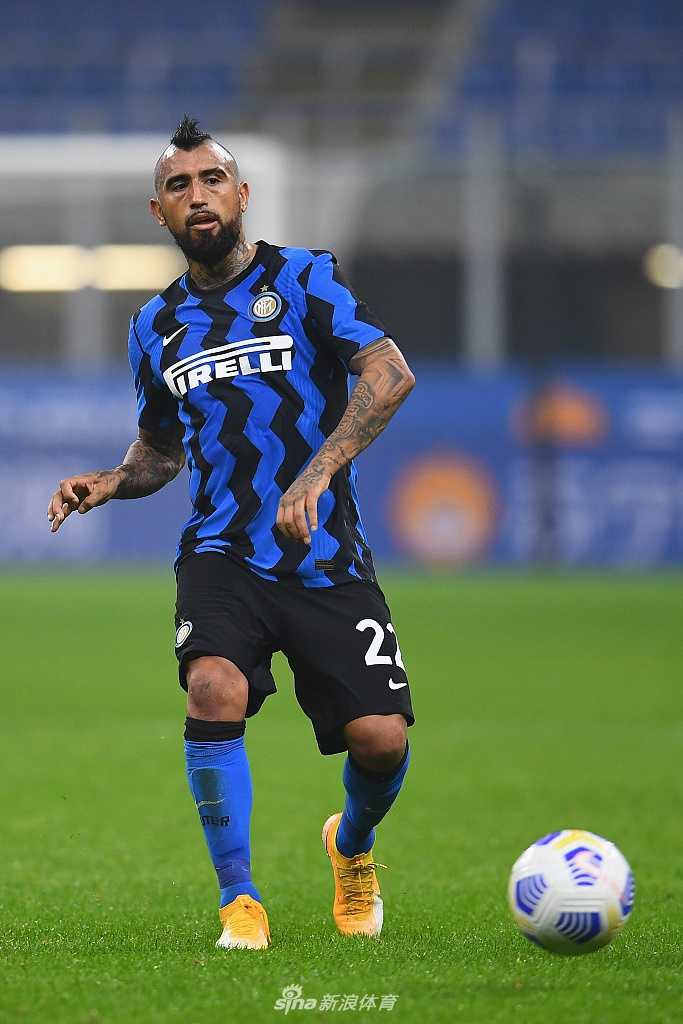 比赛结束瞬间，国米众将如释重负，而完成绝平的英雄佩里西奇成为镜头焦点，眼神中满是坚定