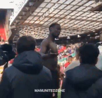 另一段动图捕捉到博格巴在防守中慢悠悠地回追，目送着卡迪夫城球员从自己身边掠过，完成了一次有威胁的进攻组织。