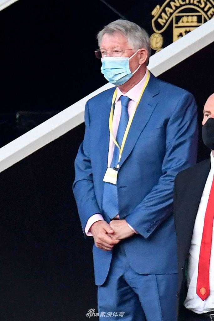 爵爷双手抱臂，身体微微前倾，仿佛在用自己的方式给场上的弟子们传导力量，那专注的神情完全不像一位年近八旬的老人，更像是那个在场边运筹帷幄的战术大师。