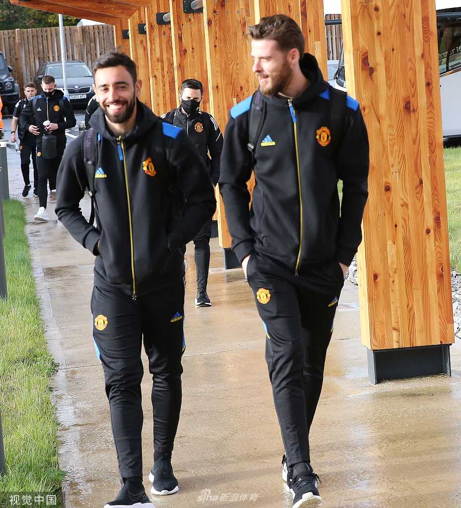 C罗在米兰寒夜中握拳怒吼，眼神中燃烧着对胜利的渴望，身后的看台隐约可见客场球迷的旗帜