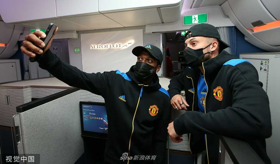 C罗打入首粒进球后转身奔跑，双手食指指天，这是他标志性的庆祝动作，队友纷纷向他聚拢