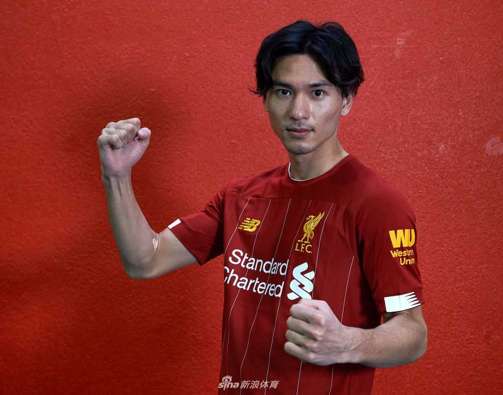 南野拓实身披利物浦经典红色战袍，在镜头前显得沉稳而坚定，新赛季他将为红军贡献自己的全部能量。