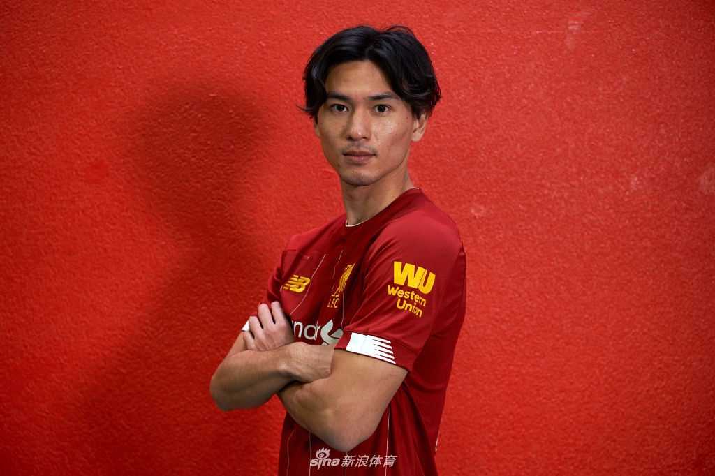 加盟发布会上，南野拓实与利物浦高层握手致意，正式开启了他个人职业生涯中最为关键的挑战之旅。