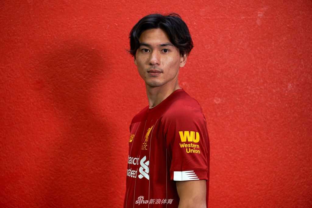 利物浦官方发布的定妆照中，南野拓实目光如炬，凝视前方，仿佛已经准备好迎接英超赛场的激烈对抗。