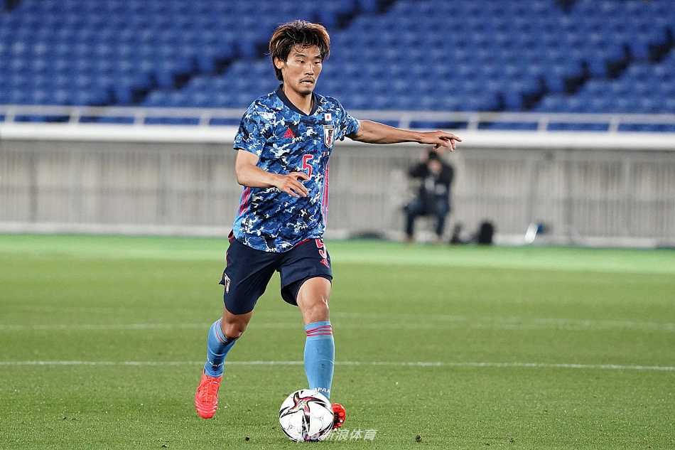 镰田大地在禁区内接到大迫勇也的妙传后，冷静地观察门将站位，随后起脚低射，皮球直奔远角，他身后的韩国队防守球员奋力滑铲，却只能目送皮球入网。