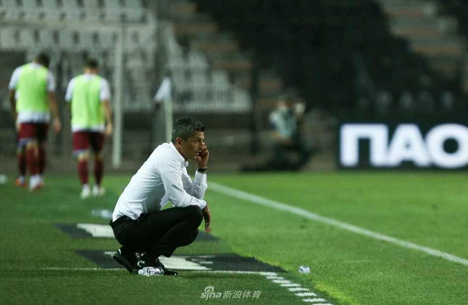 里耶卡球员在混战中高高跃起，一记有力的头球攻破了塞萨洛尼基的球门，他身后的防守球员面露绝望，看台上的客队球迷区瞬间陷入疯狂。