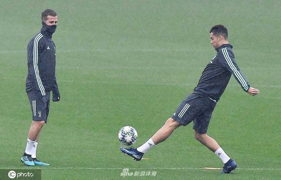 都灵秋日阳光下，C罗与队友们在训练场上慢跑热身，神情专注而轻松