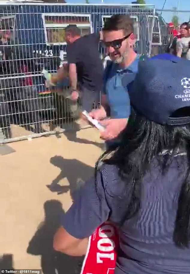 这位球迷的头皮上清晰可见一道被警棍击打后留下的鲜红伤痕，触目惊心，无声地控诉着当时的暴力。