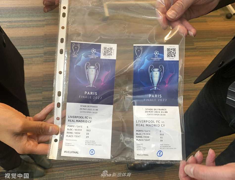 一名官员正通过麦克风发言，表情专注，手势强调，背景是深色的发布会背板，凸显了发言的正式性与紧迫性。