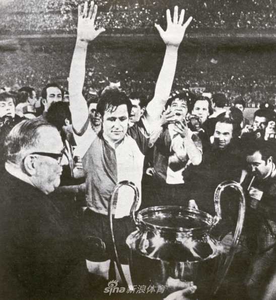 1982年鹿特丹，阿斯顿维拉门将斯皮克高举奖杯，他整届比赛的神勇发挥是球队夺冠的基石，维拉成为又一支登顶欧洲的英格兰球队，书写了英格兰足球的辉煌一页。